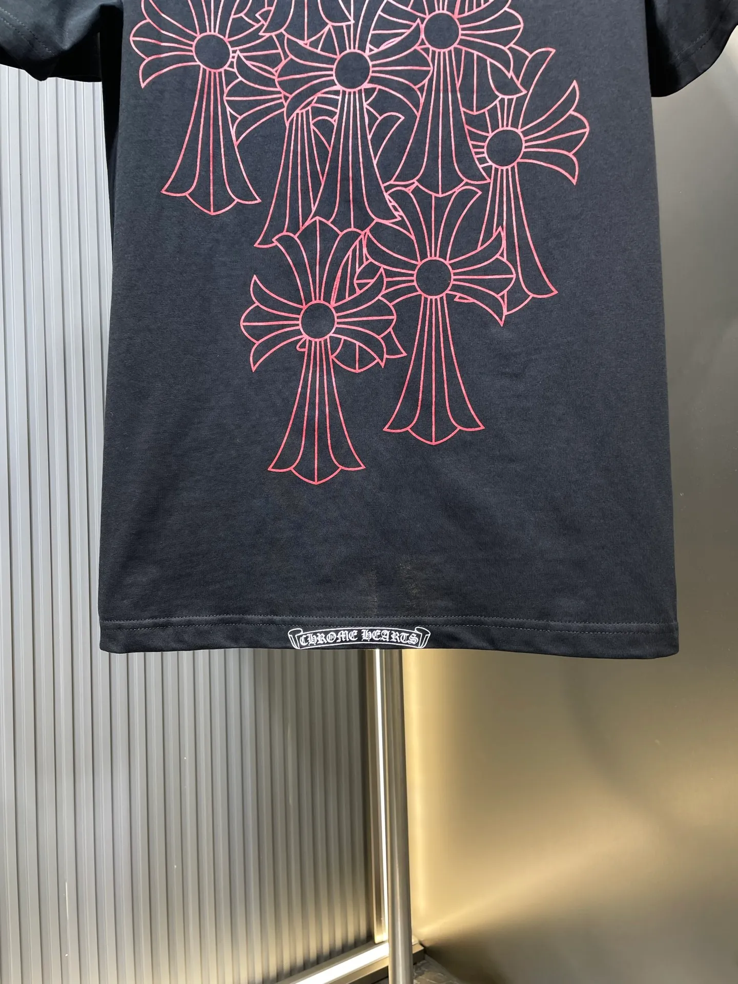 P250 Chrome Hearts 🌟[Top Original] Fabric: Cotton Material Description: The fabric is made of 26-woven 240-gram cotton material. Printing is very important. The ink used in the original version is beyond the standard printing. Generally, printing factories have no ability to restore it. After running to many factories, the final efforts paid off. The overall wiring is straight and delicate, the fabric is comfortable and soft, and the color is consistent without color difference. Can be matched with the same style to create a fashionable look, to suit various occasions, customized accessories, complete with three standards, same style for men and women size: s m l